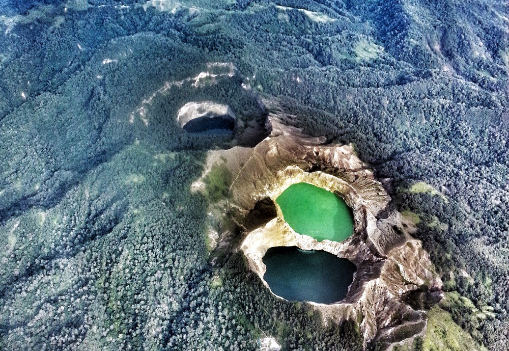 Danau Kelimutu dari ketinggian.